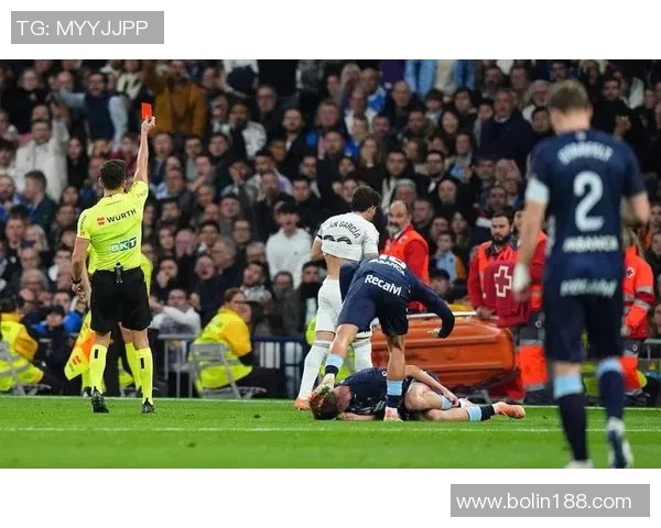 西甲豪门背靠背惨败！皇马不佳状态引热议，巴萨变阵遭打脸！