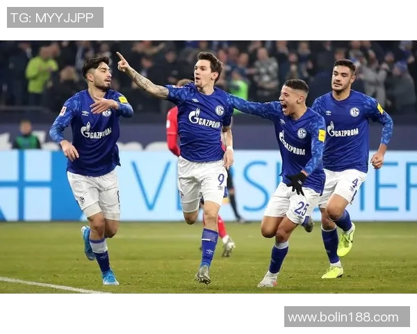 沙尔克04豪取三连胜，稳固联赛前四位置