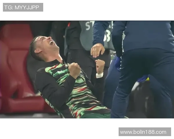 西班牙队历史性捧起欧国联冠军奖杯，球迷激动狂欢现场沸腾