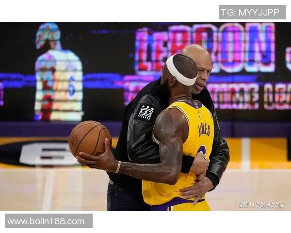 詹姆斯与勇士球员发生肢体冲突，场边一片混乱